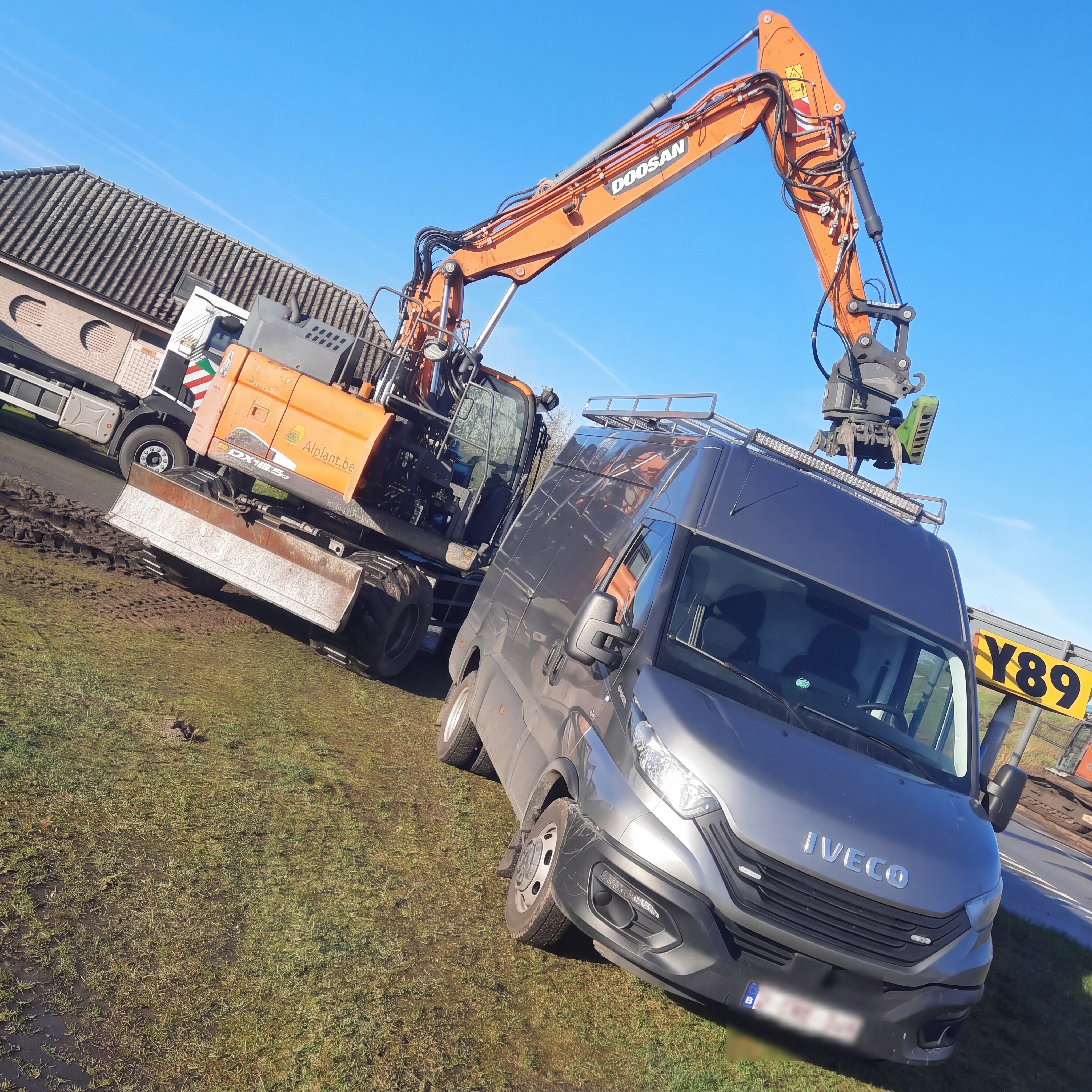 AgriServices Iveco servicewagen on-site bij een Doosan kraan