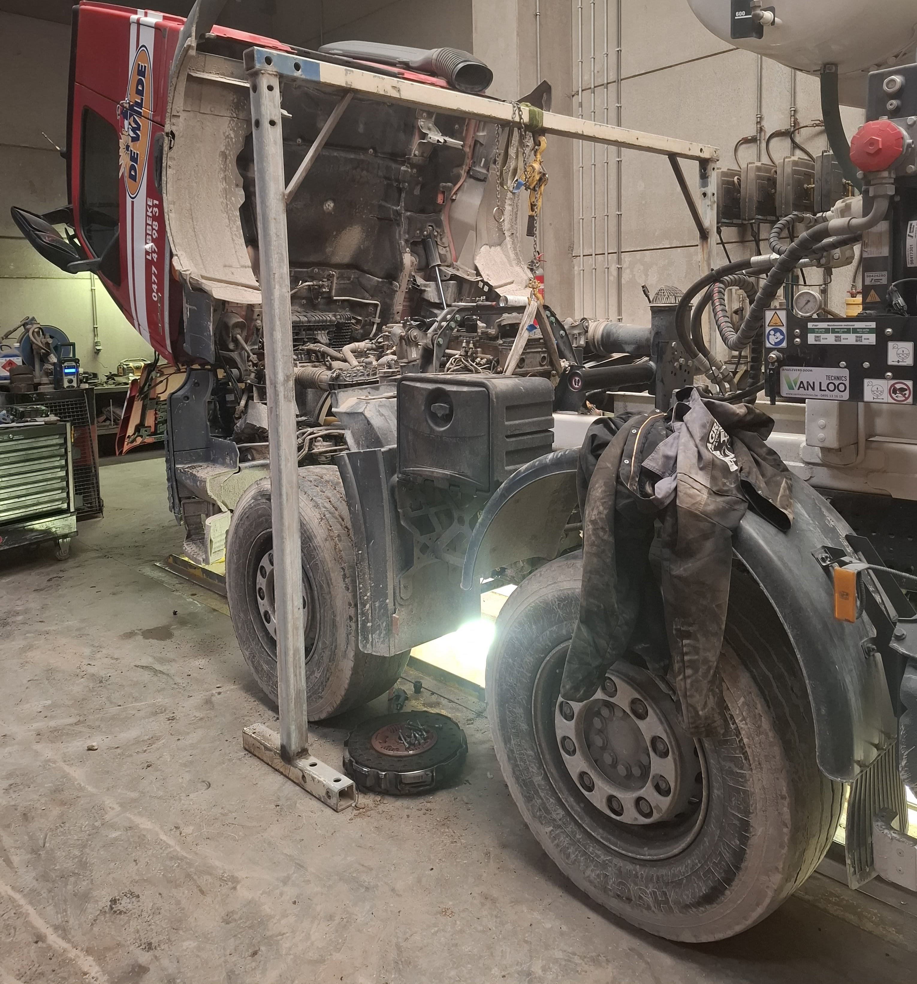 Herstelling vrachtwagen in de werkplaats